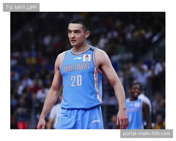 终场哨响，尼斯教练组围拢电脑，紧急复盘最后时刻一次失败的转换进攻